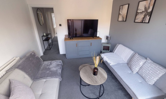 Newton St Loe House | Cosy 2-Bedroom Central Home with Private Hot Tub