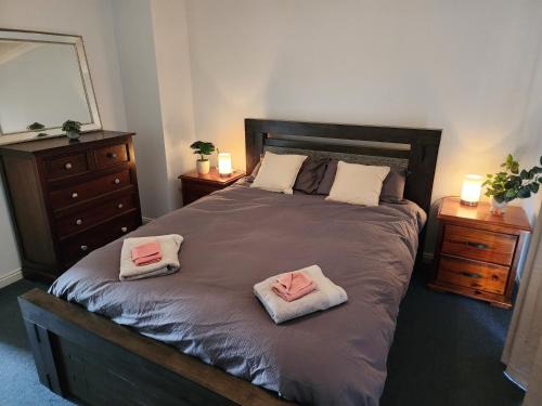 South Kalgoorlie House | Inviting 2 Bedroom Unit with Breakfast in Gated Complex