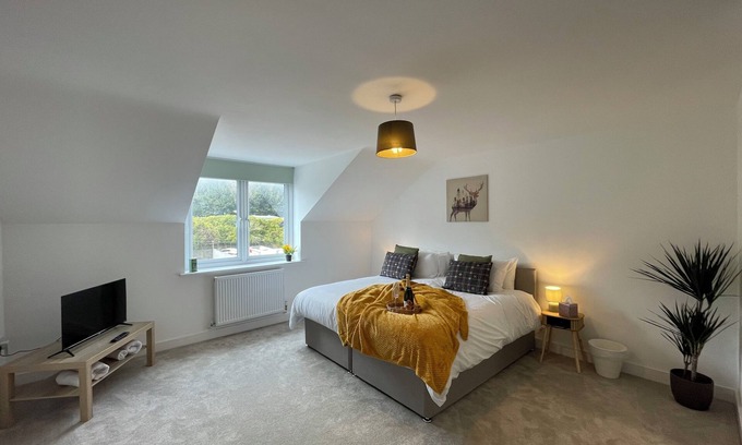 Dover House | Cosy 3-Bed Dover | Sleeps 8 | EV + Free Parking