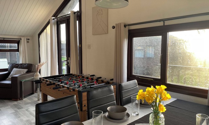 South Cerney Cabin | Charming 3-Bed Lodge with Breakfast in South Cerney