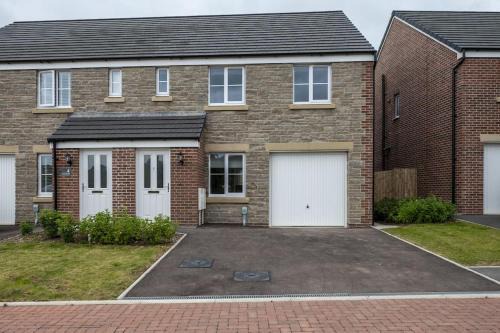 Bridgend House | Cosy 3 Bed Near Beaches, Cardiff & Brecon Beacons