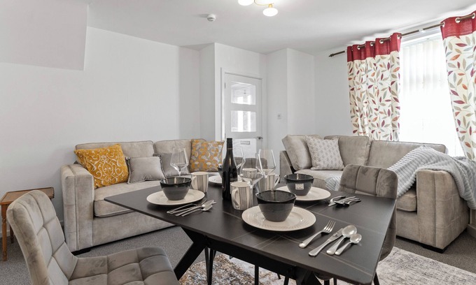 Walsall House | Cosy 3-bedroom house suitable for short or long stay in the city of Walsall