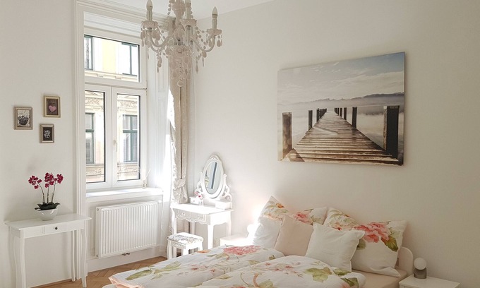 Schottenfeld Apartment | Welcoming 3 Room Viennese Flat - Steps from City Center
