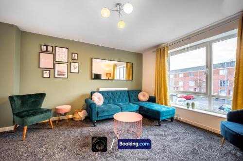 Chorlton-on-Medlock Apartment | Stylish City Centre 4-Bedroom House with Free Parking & Wifi
