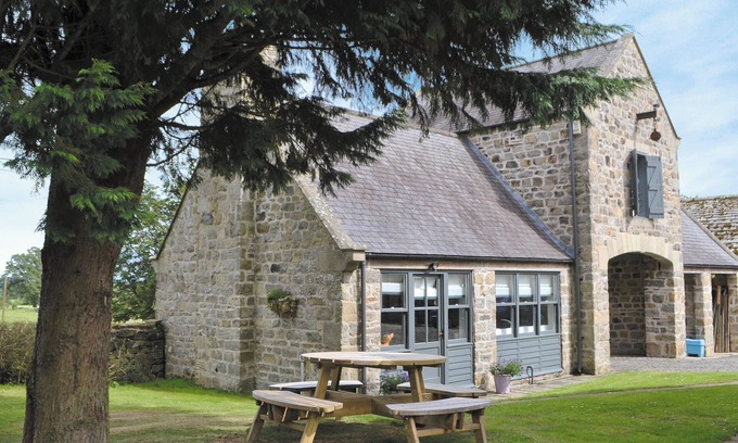 Hallington Cottage | Inviting Stay with Wood Burning Stove at Bitchfield Tower