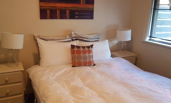 Albury Apartment | Cozy Central Apartment with Kitchen and High-Speed Wifi