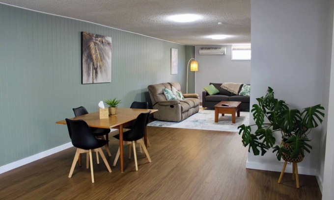 Kooringal House | Cosy and comfortable with outdoor patio