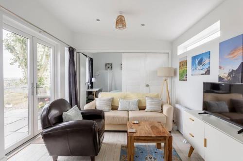 Ellon House | Modern Garden House Retreat: Pet-Friendly with Top Ratings