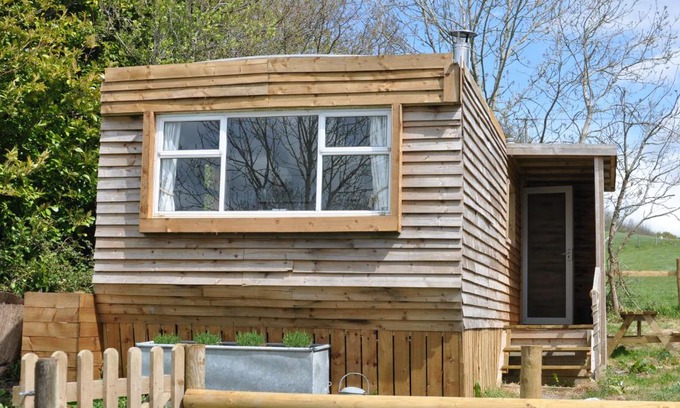 Shaftesbury House | Charming Goldhill Glamping Lodge with Pet-Friendly Amenities