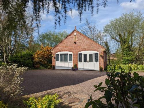 Ruskington House | Serene Brook-Side Lodge: Ideal for Families and Pets