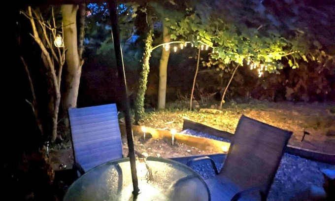 Ruskington Cabin | Inviting Brook-side Lodge: Family-Friendly with Kitchen