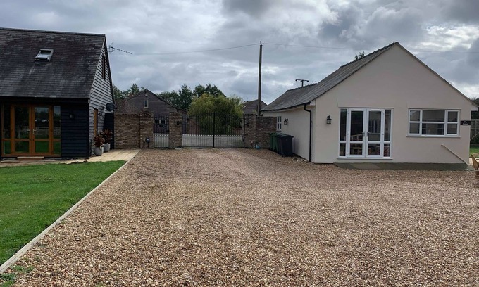 Wisbech House | Welcoming Annex with Secure Gated Parking & Family Amenities