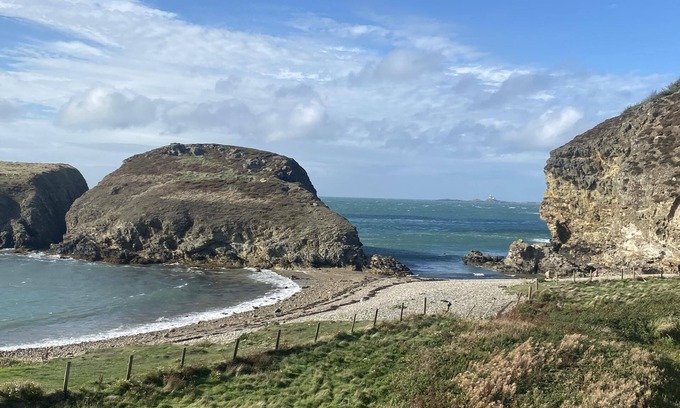 Cylch-Y-Garn House | Cozy Cottage in Holyhead with Breakfast & Family-Friendly Features
