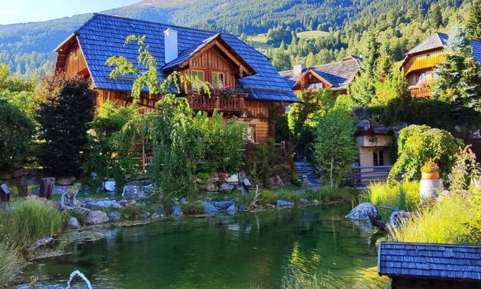 Sankt Martin House | Inviting Villa Apartment with Pets Allowed & Panoramic Views