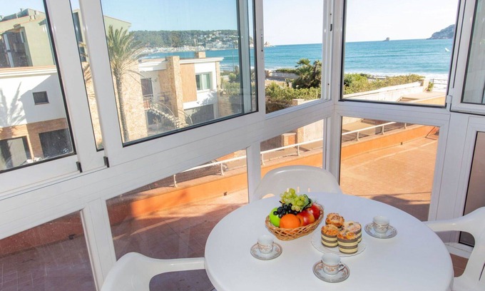 Els Griells Apartment | Cozy Oceanfront Apartment for 4 with WiFi & Kitchen