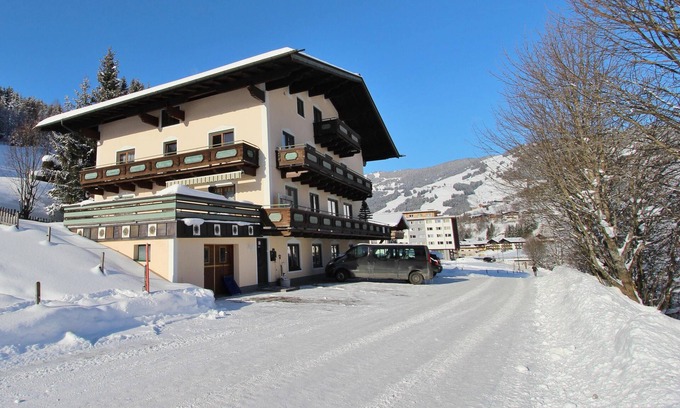 Saalbach-Hinterglemm Apartment | Relaxing Apartment with Sauna and Breakfast Included