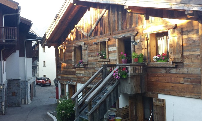 Saint-Bon-Tarentaise Apartment | Cozy Retreat in Saint Bon, Courchevel - 10/10 Guest Rated