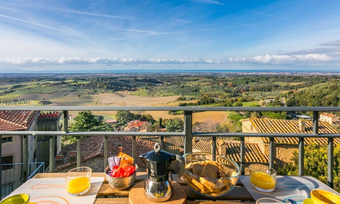 Casale Marittimo Apartment | Inviting Apartment for 5 with Ocean View and Pet-Friendly Perks