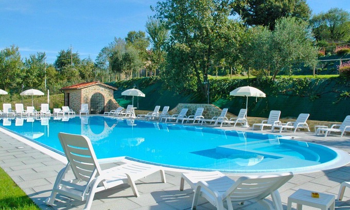 Popoltaio-Schiacciato Villa | Inviting Villa Apartment for 4 with Pool and Lake View