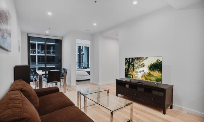 Braddon Apartment | Inviting City Centre Apartment with Accessible Amenities