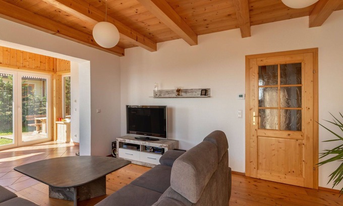 Albeck Apartment | Comfortable Apartment for 10 with WIFI, Patio & Parking