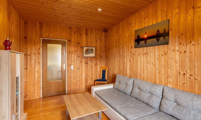 Albeck Apartment | Spacious Apartment for 14 with WIFI, Patio & Parking