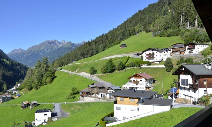 Landeck Apartment | Spacious Apartment for 11 Guests with WiFi and Parking