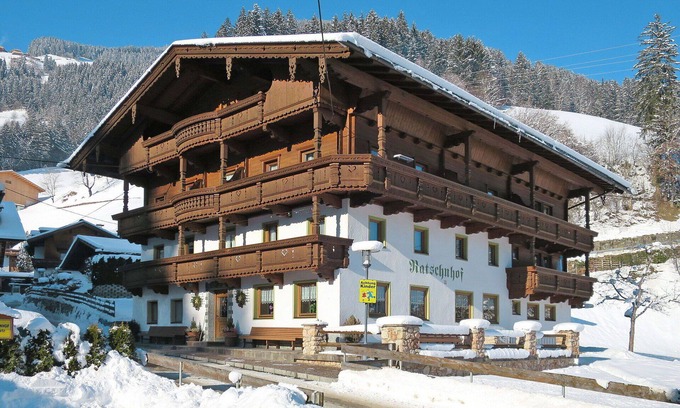 Schwendau Apartment | Spacious Apartment for 24 Guests with Balcony & Parking