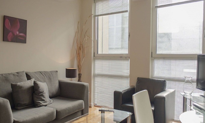 St Luke's Apartment | Cozy Apartment for 2 with WIFI, Balcony & Spa Access