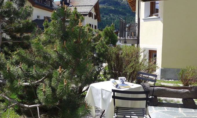 Surlej Apartment | Cosy apartment for 3 guests with WIFI, TV, terrace and parking