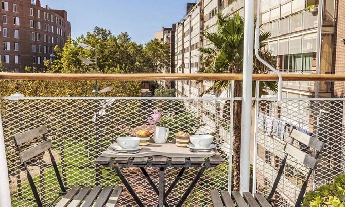 La Vila Olimpica del Poblenou Apartment | Cozy Apartment for 4 with WiFi, A/C & Balcony Retreat