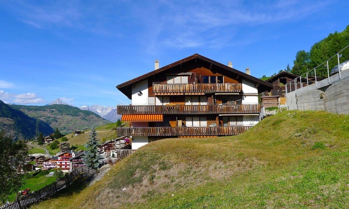 Graechen Apartment | Inviting Apartment for 4 with Balcony and Panoramic Views