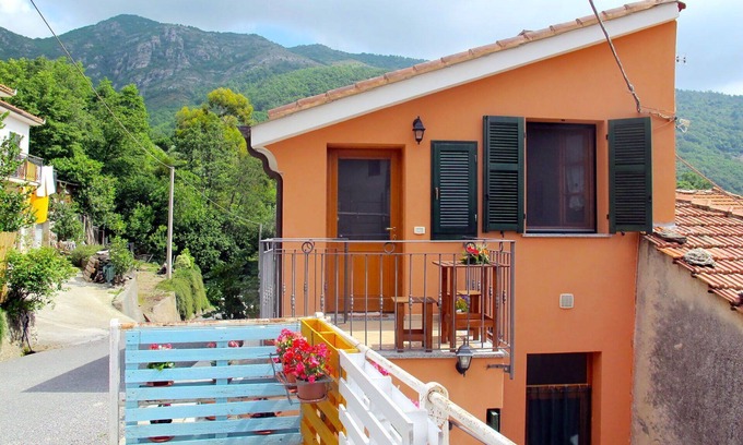 Borgo Apartment | Inviting Apartment for 4 with WIFI, Pets Welcome & Parking