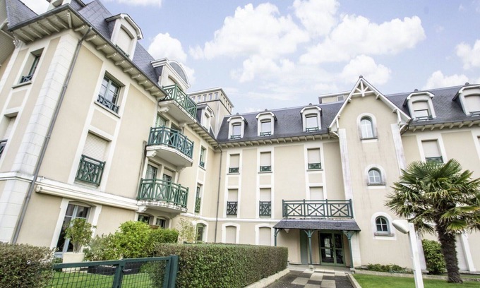 Saint-Igneuc Apartment | Cozy Apartment for 4 with Ocean View and Pet-Friendly Amenities