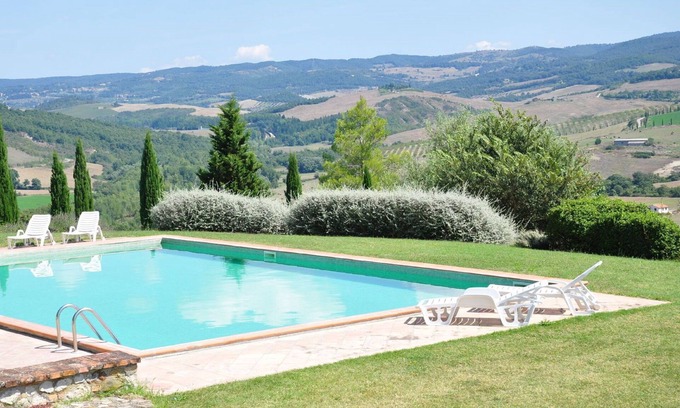 Il Poggio Apartment | Inviting Apartment for 4 with Pool, Pets Welcome & Parking