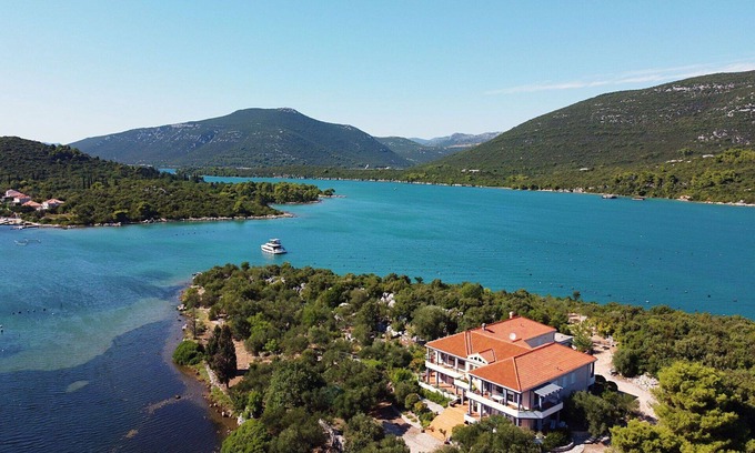 Mali Ston Apartment | Cozy Apartment for 4 with Hot Tub and Balcony Access