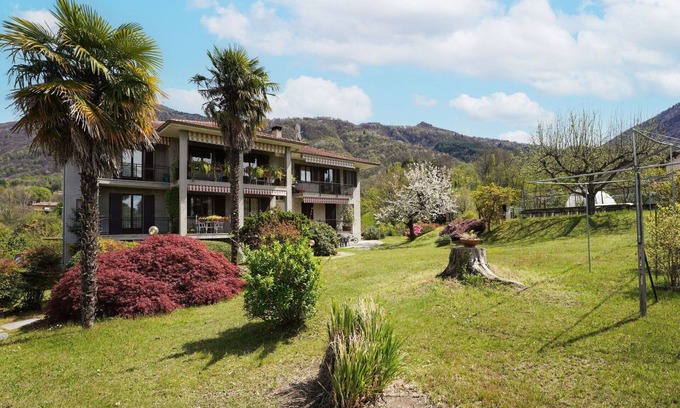 Castello Apartment | Cozy Apartment for 4 with Lake Views and Free WiFi