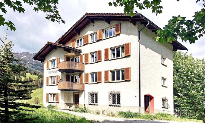 Parpan Apartment | Cozy Apartment for 4 with Balcony, WIFI & Kitchen Access