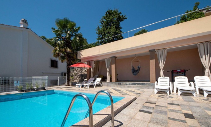 Tulisevica Apartment | Charming Oceanfront Apartment with Pool and Pet-Friendly Options