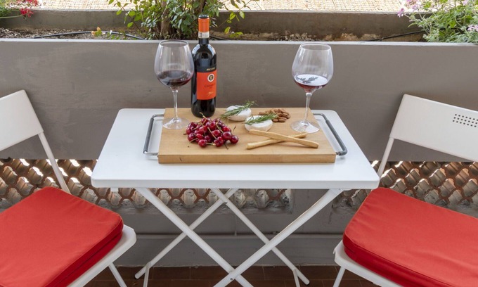 Peretola Apartment | Cozy Apartment for 5 with A/C, Balcony & Panoramic Views