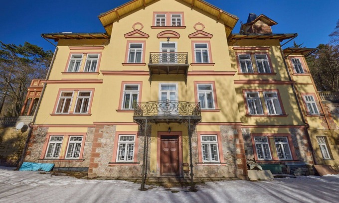 Janske Lazne Apartment | Welcoming Apartment for 5 with WIFI, Kitchen & Parking