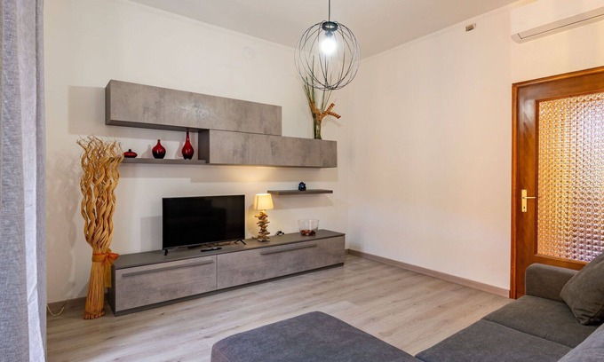 Vendrogno Apartment | Modern Apartment for 5 with Lake View, A/C & Balcony