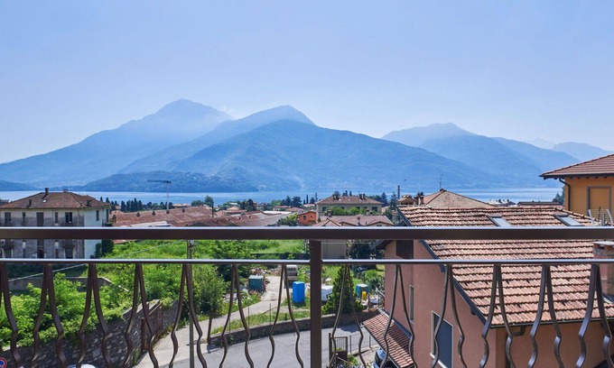 Dongo Apartment | Cozy Apartment for 5 with Balcony, WIFI & Lake View