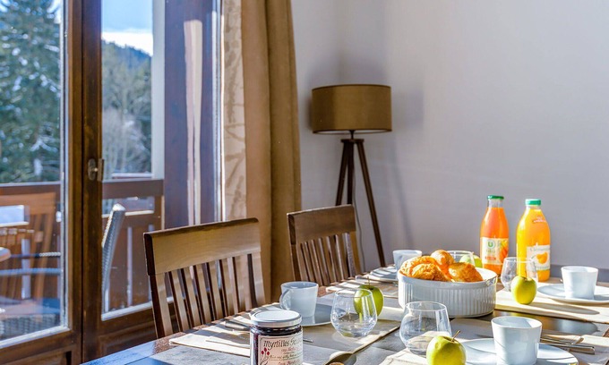 Les Gets Apartment | Inviting Apartment for 6 with Pool, Pets Welcome & WIFI