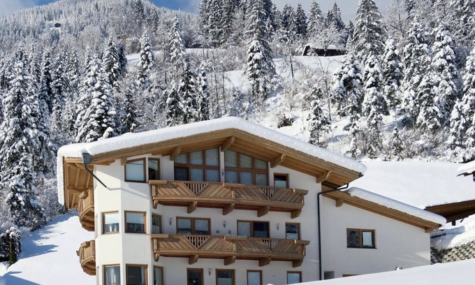 Hippach Apartment | Cosy apartment for 6 guests with WIFI, TV, terrace and parking