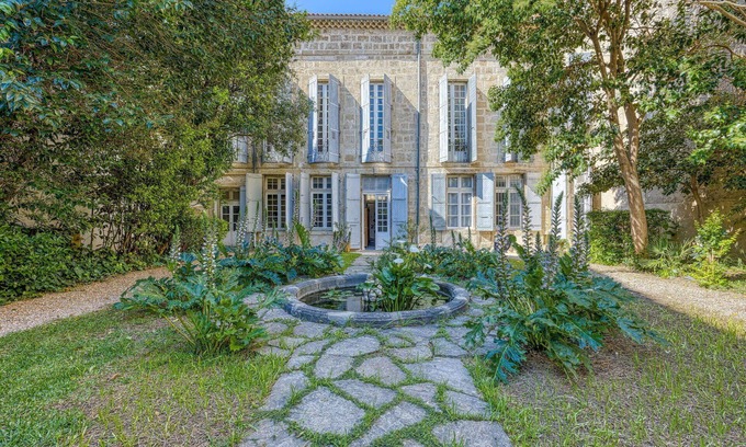 Beziers City Centre Apartment | Pet-Friendly Apartment for 6 with Oceanfront Views