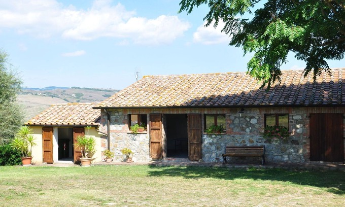 Il Poggio Apartment | Idyllic Apartment for 6 with Pool, Pets Welcome & Views