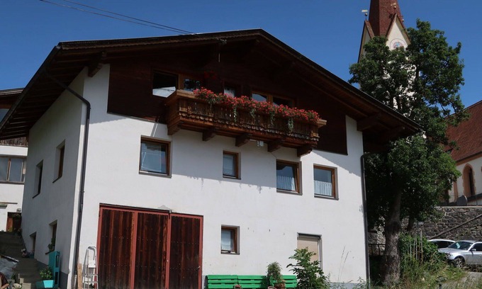 Kauns Apartment | Cozy Apartment for 6 with Balcony, Pets Welcome & Parking