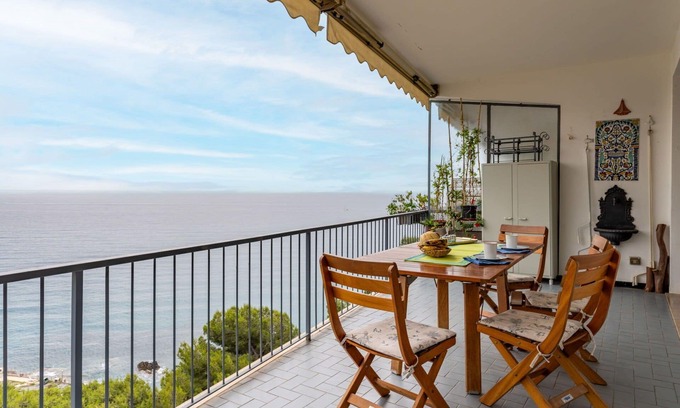 Capo Mimosa-Rollo Apartment | Inviting Apartment for 6 with Ocean View and WIFI Access