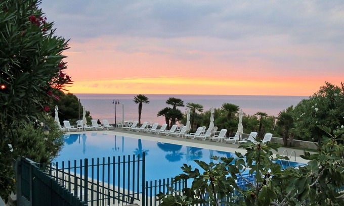 Piani-Ciapin Apartment | Welcoming Apartment for 6 with Pool, A/C, and Ocean View
